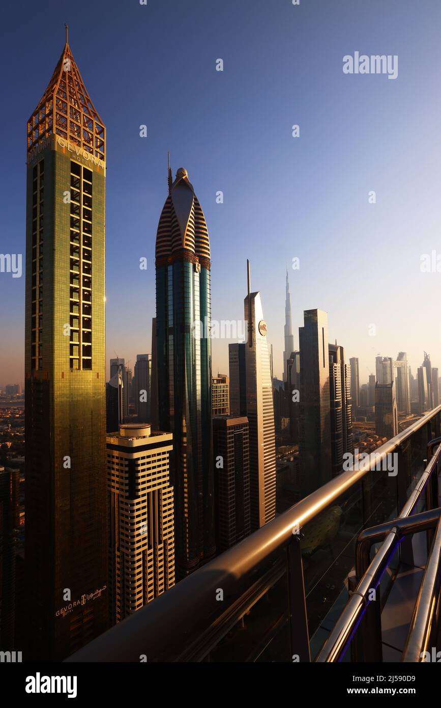 Rooftop Bar, Dachterrasse, Dubai, Wolkenkratzer, , moderne Architektur,  Atemberaubende Aussicht auf die Skyline mit Hochhäuser, ,Skyscraper, Hotels Stock Photo