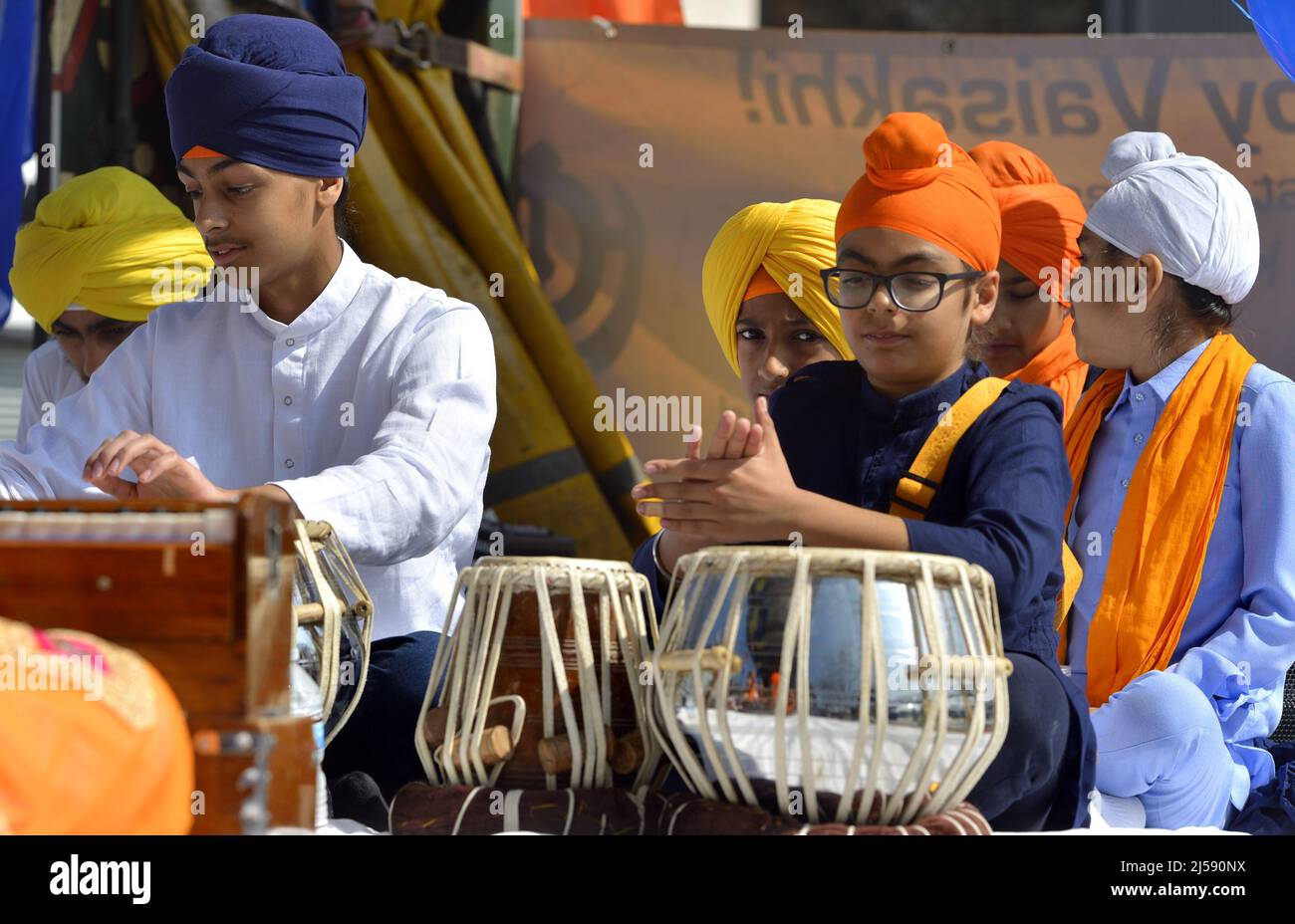 Gravesend, Kent, UK. 16th April 2022. Thousand of members of Gravesend's large Sikh community process through the town from the Guru Nanak Darbar Gurd Stock Photo