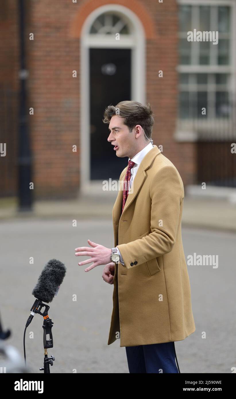 Tom Harwood - GB News Political Correspondent & Presenter - reporting fromDowning Street, London, UK. April 2022 Stock Photo