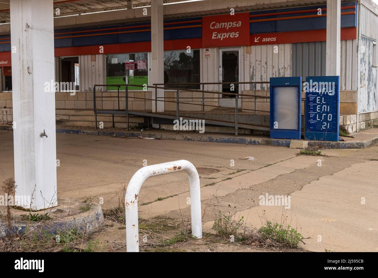 Benavente, España - 03-17-2022: abandoned gas station after economic crisis, crisis concept Stock Photo