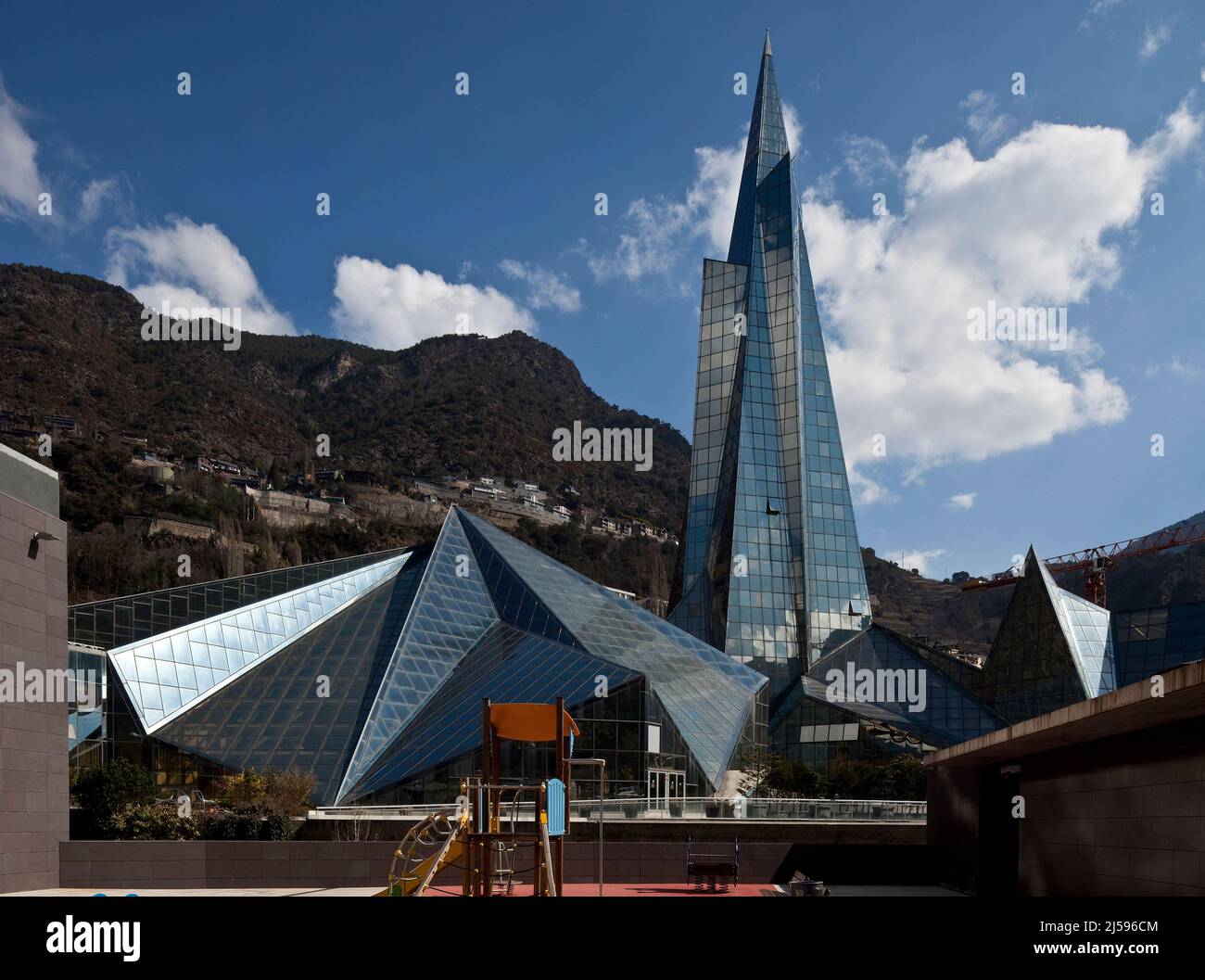 Andorra Escaldes-Engordany CALDEA, 1994 eröffnet Thermalbad und Wellness Center Außenansicht Turm 80m hoch Stock Photo