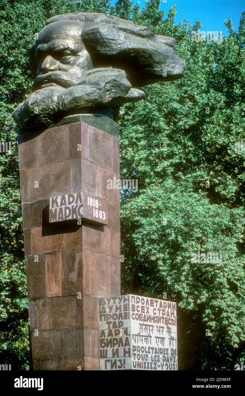 1988 view of Karl Marx statue in Revolution Garden, Tashkent.  In 1993 this statue was removed and replaced with one of Tamburlaine, the Uzbek national hero,  following the independence of Uzbekistan after the collapse of the Soviet Union.  The square in which it stands is now called Amir Timur Square. Stock Photo
