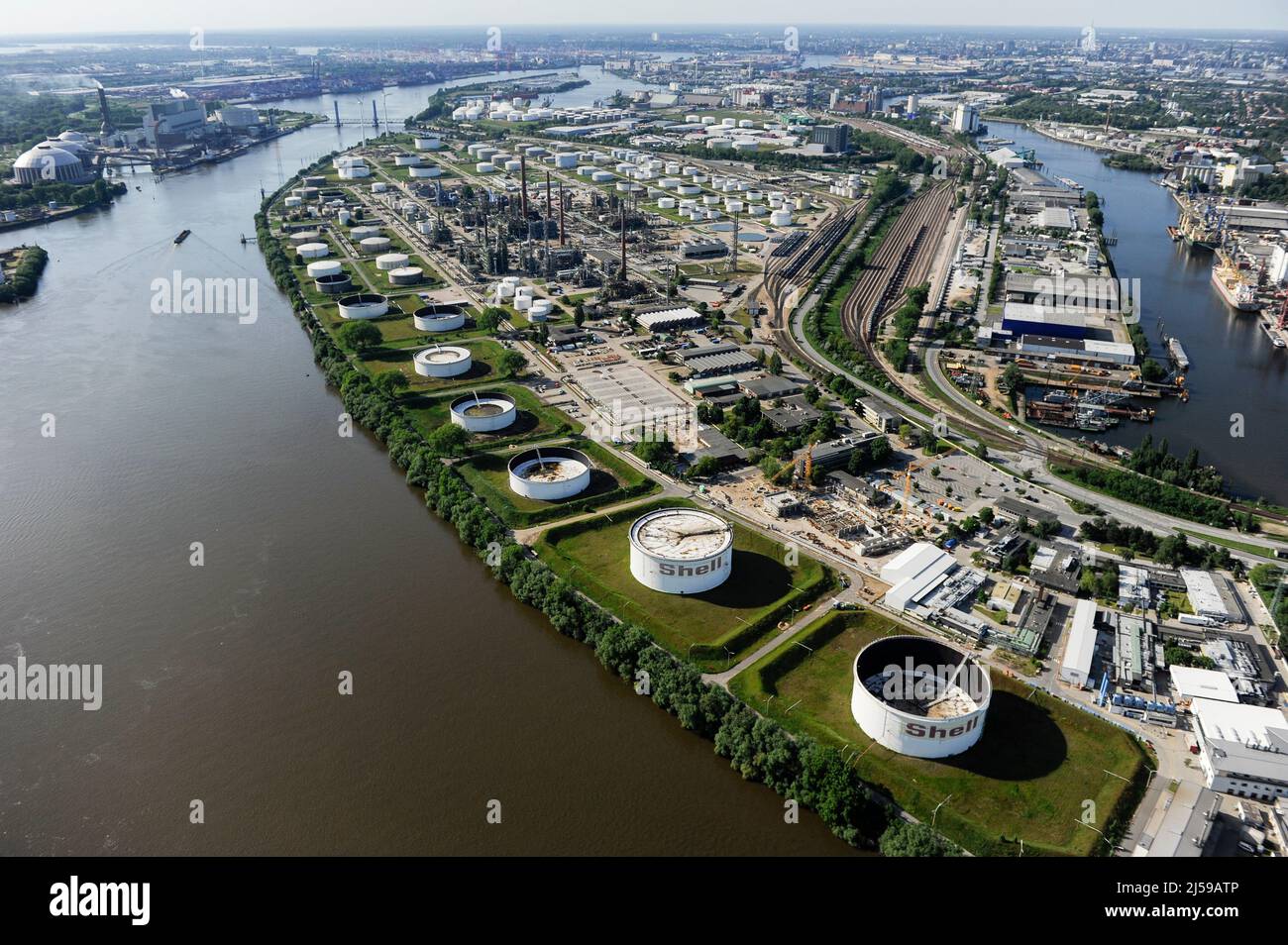 GERMANY, Hamburg, Shell oil refinery and oil tanks / DEUTSCHLAND, Hamburger Hafen, Süderelbe, Shell Öl Raffinerie und Öltanks Stock Photo
