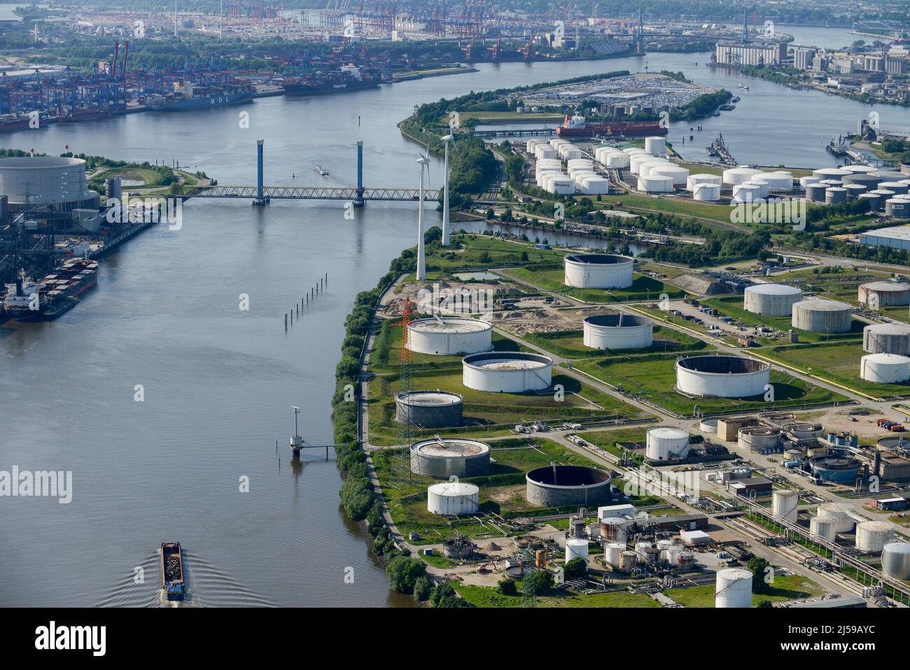 GERMANY, Hamburg, Shell refinery, windturbines, oil tanks of Oiltanking / DEUTSCHLAND, Hamburger Hafen, Süderelbe, Enercon Windräder und Öltanks auf dem Shell Raffinerie Gelände und Öltanks der Firma Oiltanking, links Vattenfall Kohlekraftwerk Moorburg, Schiff mit Kohle wir entladen Stock Photo