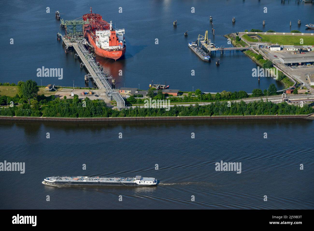 GERMANY, Hamburg, port, river Elbe, oil terminal / DEUTSCHLAND, Hamburger Hafen, Süderelbe, Öltanker am Ölterminal der Firma Oiltanking Stock Photo