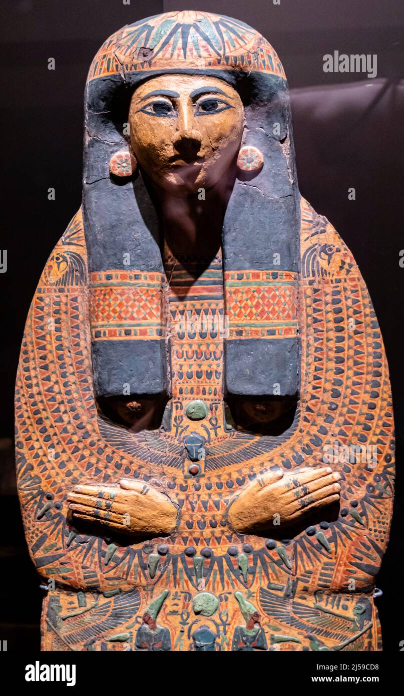 Ancient Egyptian depiction of Ihe singer of Amun - polychrome wood - late 21st dynasty - 980 BC - The lid of the coffin. Deir el-Bahari, Bab el-Gasus Stock Photo