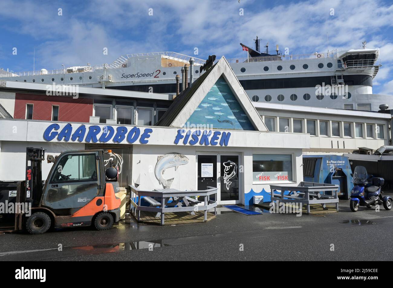 DENMARK, Jutland, Hirtshals, port, fish shop and ferry / DÄNEMARK, Jütland, Hirtshals, Hafen, Fischladen, Fähre Colorline Superspeed 2 Stock Photo