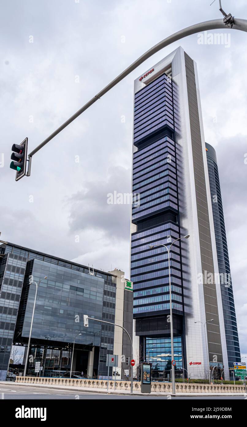 Torre Bankia, Cepsa tower Madrid, Spain. Traffic lights pole above skyscraper. The Torre Cepsa is located in the Cuatro Torres Business Area Stock Photo