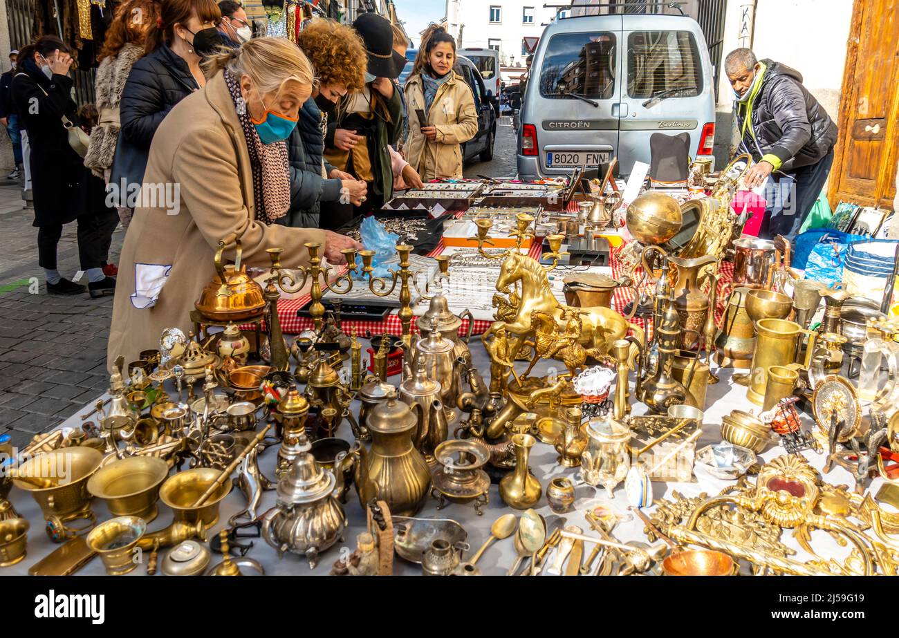 Spanish lamps, antique lamp stall at Flea and Street Market in Embajadores.  El Rastro, Sunday open-air flea market in Madrid, Spain Stock Photo - Alamy