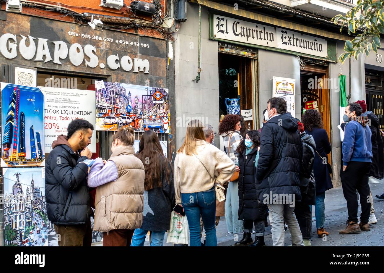 El Capricho Extremeno, a popular take-away to-go food diner cafe restaurant with a long queue of customers patrons waiting in line to get served Stock Photo