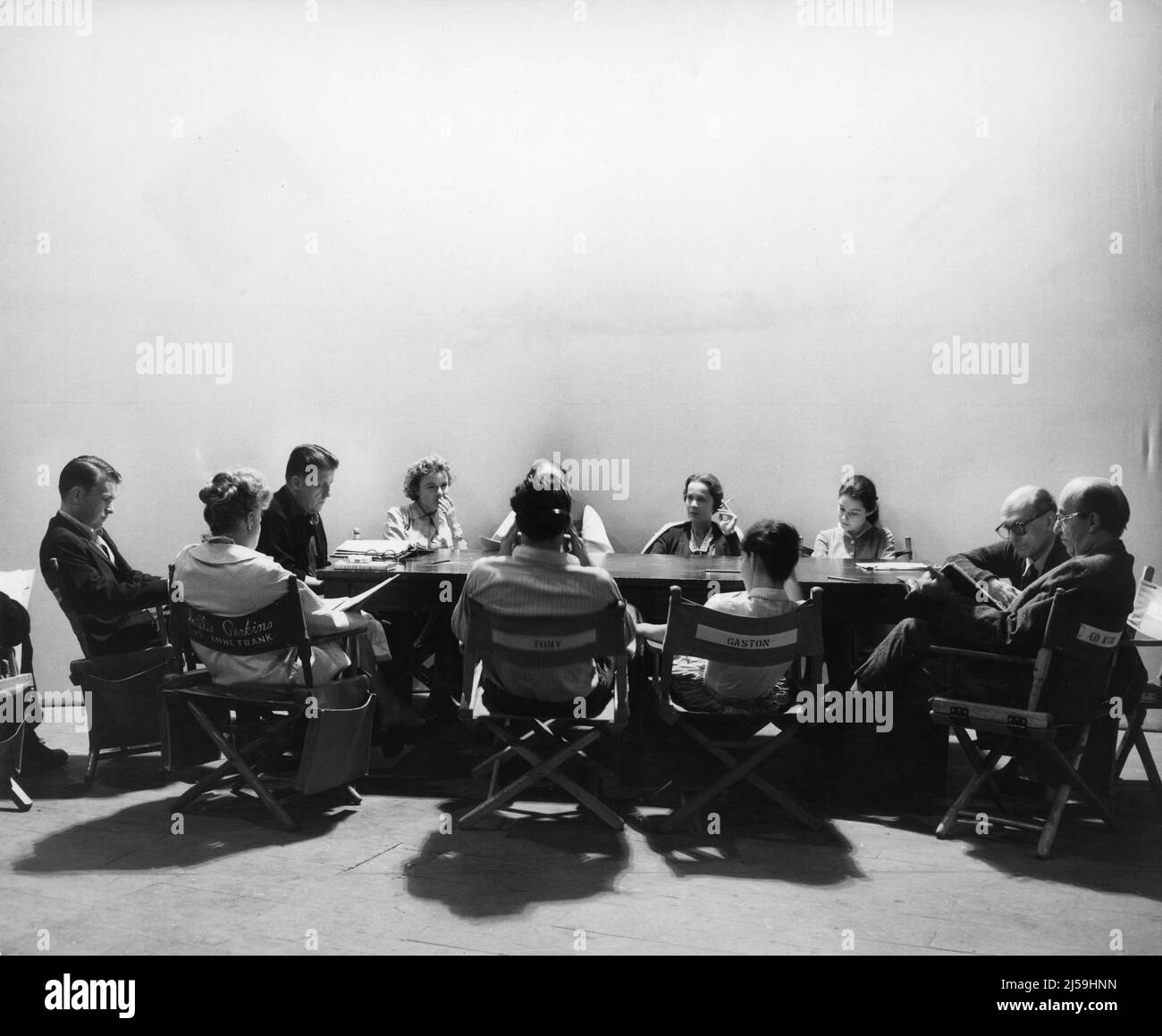 Cast read through with from left Associate Producer GEORGE STEVENS Jr. SHELLEY WINTERS Director GEORGE STEVENS DODIE HEATH LOU JACOBI (obscured) RICHARD BEYMER (back) GUSTI HUBER MILLIE PERKINS DIANE BAKER JOSEPH SCHILDKRAUT and ED WYNN on set candid during filming of THE DIARY OF ANNE FRANK 1959 director / producer GEORGE STEVENS based on the book Anne Frank : The Diary of a Young Girl  by Anne Frank play / screenplay Frances Goodrich and Albert Hackett music Alfred Newman George Stevens productions / Twentieth Century Fox Stock Photo