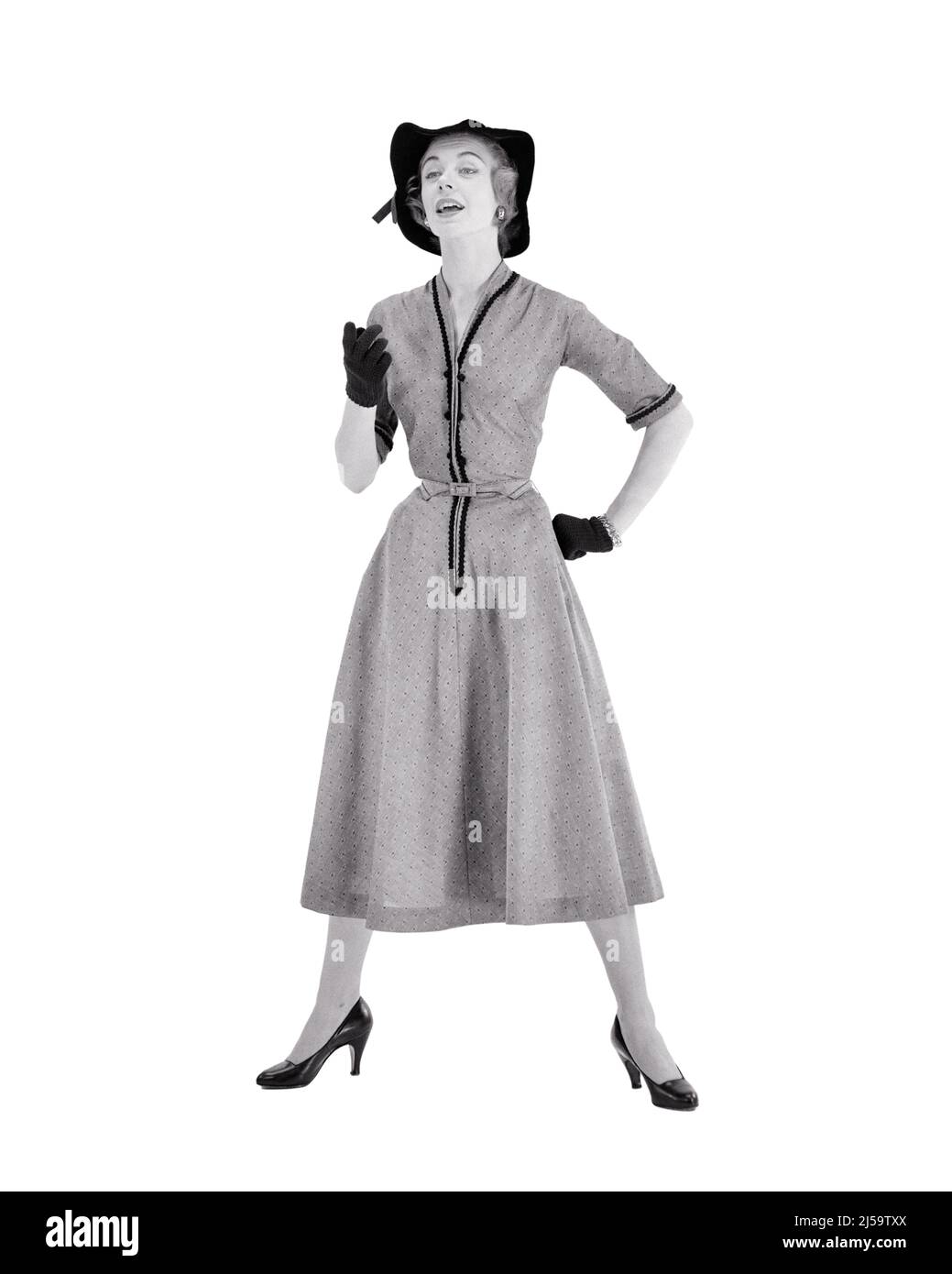 1950s FULL LENGTH STUDIO PORTRAIT WOMAN WEARING SHIRTWAIST DRESS HIGH HEELS  HAT AND GLOVES DETERMINED STANCE LOOKING OFF CAMERA - f3707 CRR001 HARS  FEMALES STUDIO SHOT COPY SPACE FULL-LENGTH LADIES PERSONS GESTURING