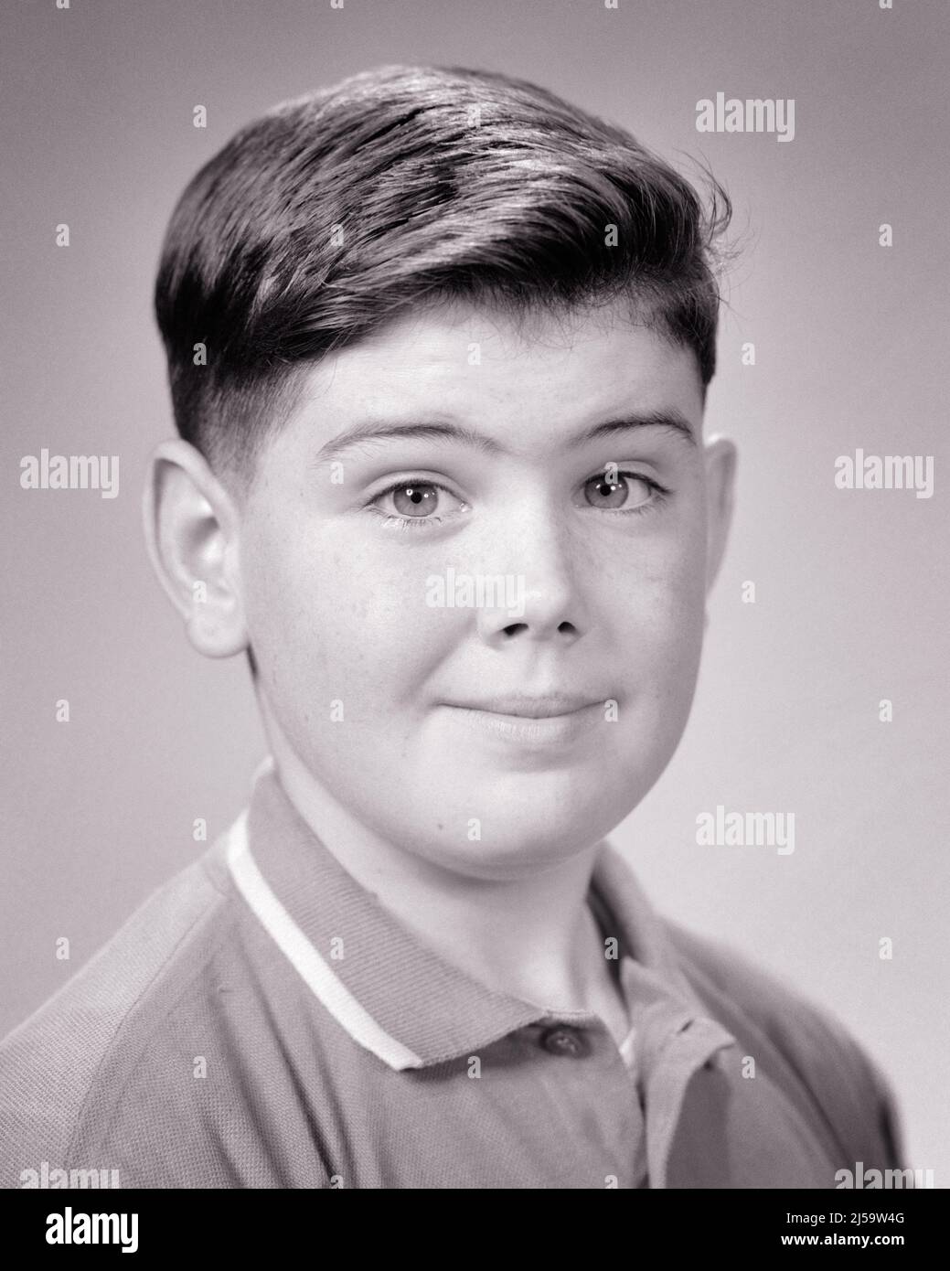 1950s PORTRAIT OF SMILING BRUNETTE BOY LOOKING AT CAMERA - j10384 HAR001 HARS BRIGHT WELLNESS HEAD AND SHOULDERS CHEERFUL AMUSED KNOWLEDGE PRIDE SMILES CONCEPTUAL ALERT JOYFUL STYLISH PLEASANT CHARMING IDEAS JUVENILES PRE-TEEN PRE-TEEN BOY BLACK AND WHITE CAUCASIAN ETHNICITY HAR001 OLD FASHIONED Stock Photo