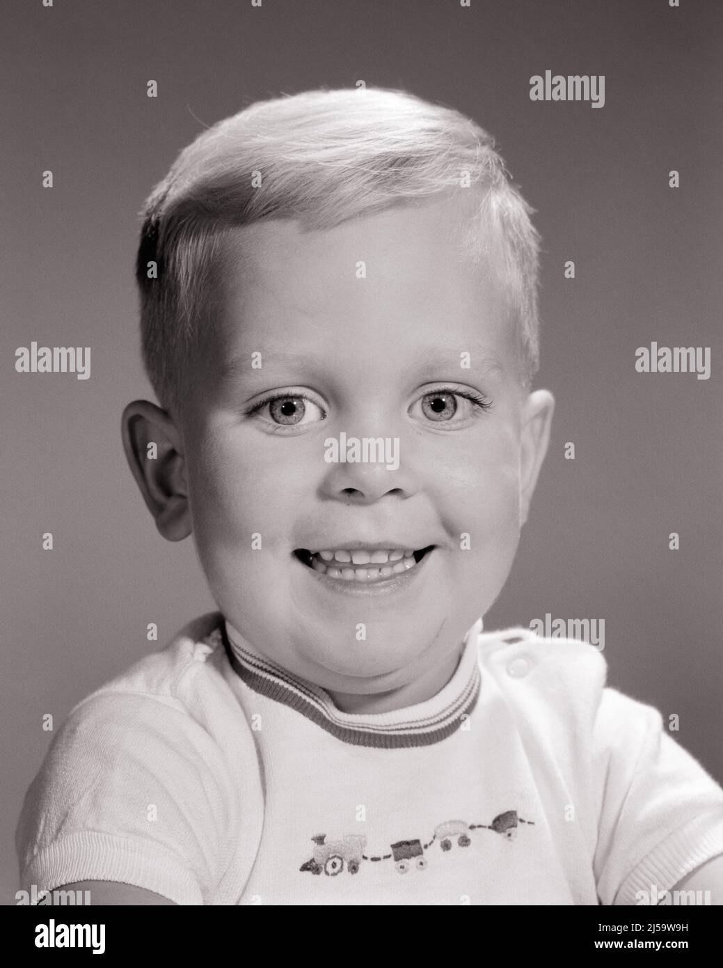 1960s PORTRAIT OF BLONDE TODDLER BOY SMILING LOOKING AT CAMERA - j11558 HAR001 HARS HAPPINESS HEAD AND SHOULDERS CHEERFUL SMILES CONCEPTUAL JOYFUL BABY BOY PLEASANT AGREEABLE CHARMING GROWTH JUVENILES LOVABLE PLEASING ADORABLE APPEALING BLACK AND WHITE CAUCASIAN ETHNICITY HAR001 OLD FASHIONED Stock Photo