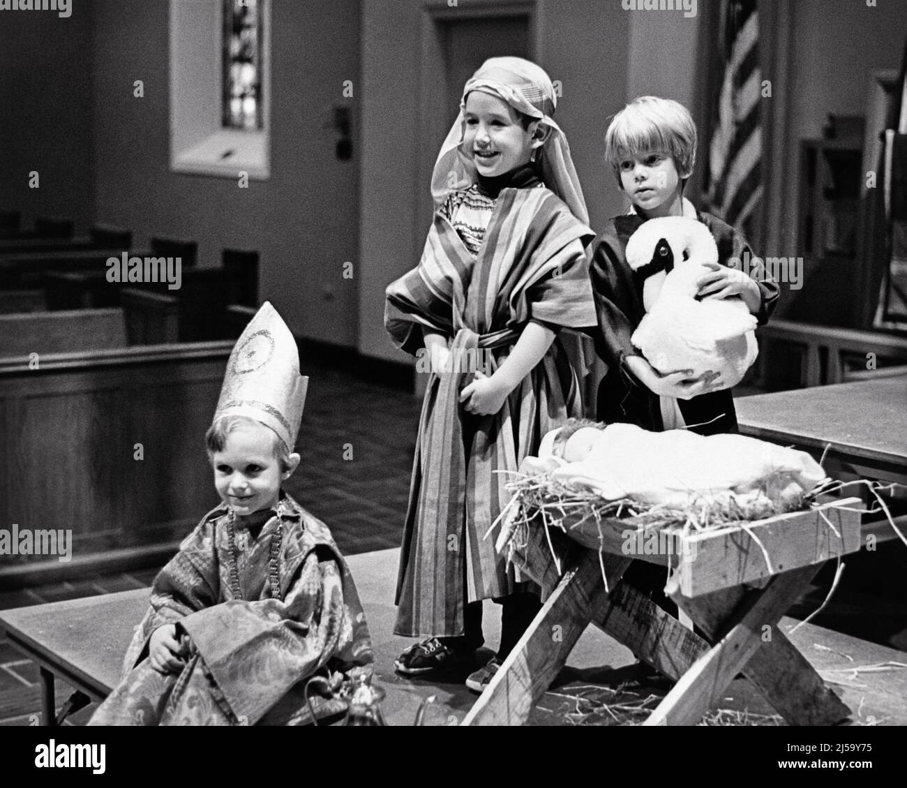 1970s THREE KIDS IN SUNDAY SCHOOL CHRISTMAS PAGEANT WITH BABY JESUS IN MANGER AND THREE WISE MEN BRINGING GIFTS - j14543 HAR001 HARS CELEBRATION FEMALES SUNDAY BETHLEHEM COPY SPACE FULL-LENGTH HALF-LENGTH PERSONS INSPIRATION WISE MALES CHRISTIAN ENTERTAINMENT CONFIDENCE GIFTS B&W HAPPINESS PERFORMER RELIGIOUS ROBES MERRY AND TRADITION IN ENTERTAINER MANGER BEARING DECEMBER BRINGING PAGEANT CONCEPTUAL DECEMBER 25 MAGI ACTORS FRANKINCENSE FAITHFUL MYRRH ENTERTAINERS FAITH GROWTH JOYOUS JUVENILES PERFORMERS TOGETHERNESS BELIEF BIBLICAL BLACK AND WHITE CAUCASIAN ETHNICITY HAR001 KINGS Stock Photo