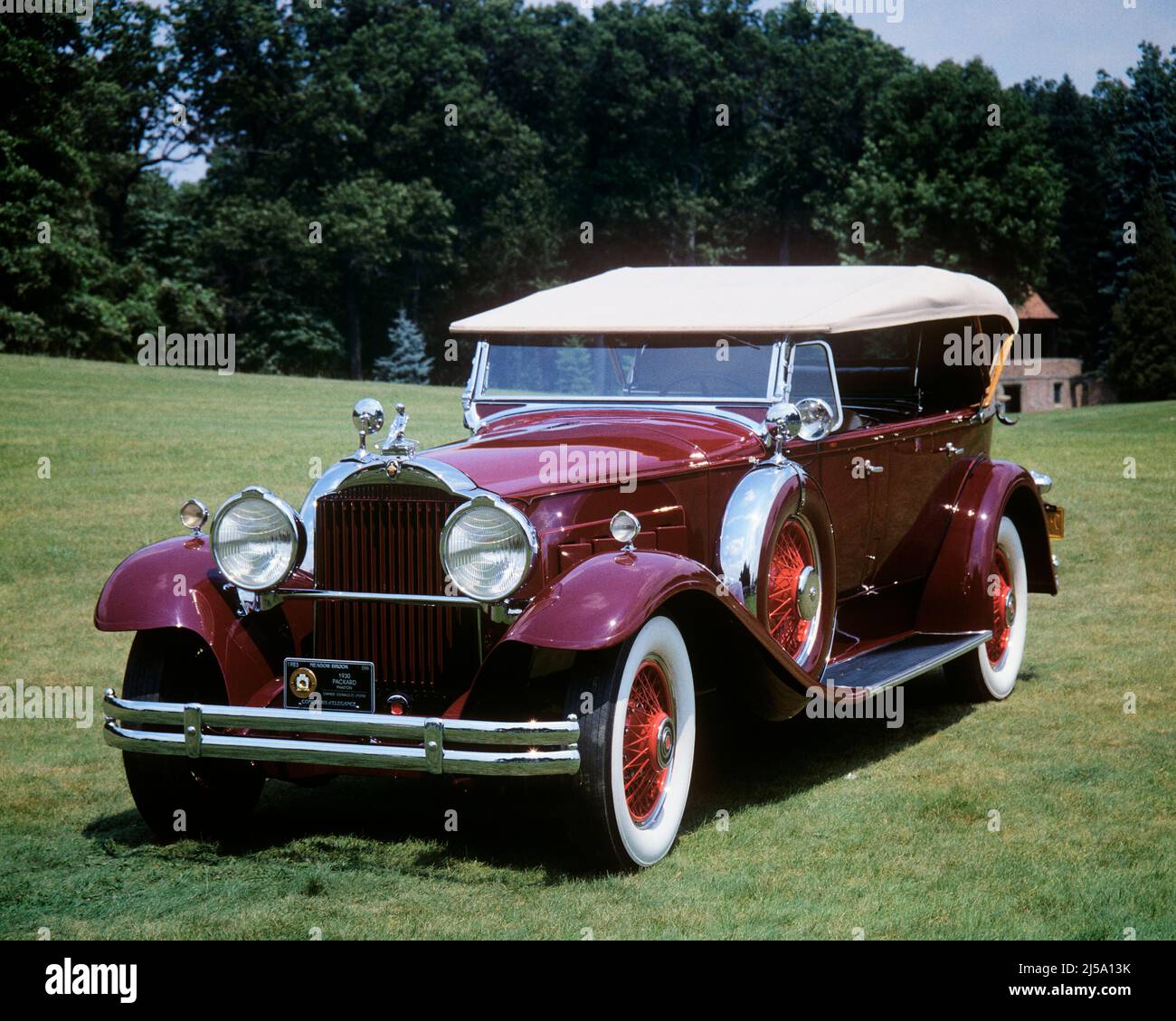 1980s 1930 PACKARD CANVAS CONVERTIBLE TOP TOURING CAR MAROON PAINT WHITEWALL TIRES  - km7977 RSS001 HARS STYLISH VEHICLES EXTRAVAGANCE GOOD CONDITION OPULENT LAVISH MAINTAINED PACKARD RESTORED SPARE STATUS SYMBOL TIRES WHITE SIDEWALL MAROON OLD FASHIONED TOURING Stock Photo