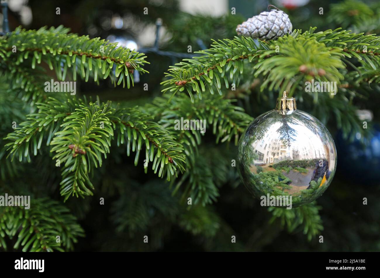 Mirror ball decoration hires stock photography and images Alamy