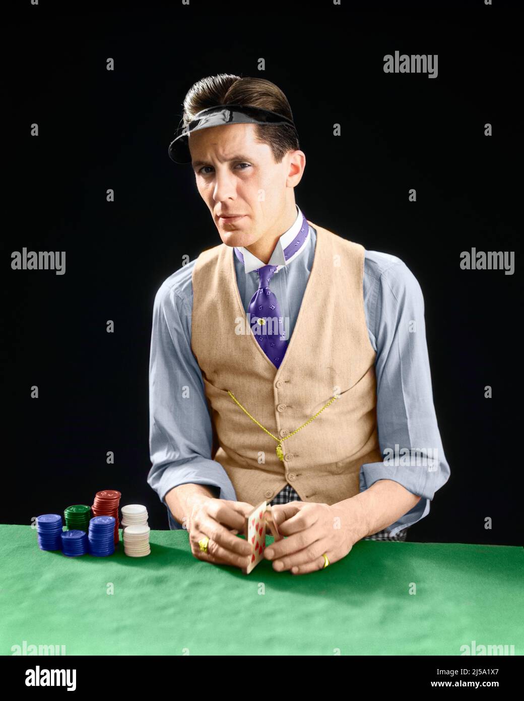 1910s 1920s CHARACTER MAN GAMBLER DEALER WEARING VISOR SHUFFLING DECK WITH POKER CHIPS CARD SHARK LOOKING AT CAMERA - s5222c HAR001 HARS RISK CONFIDENCE DEALER VEST MIDDLE-AGED MIDDLE-AGED MAN EYE CONTACT GAMBLING POKER SHADY HIS CHEAT CRAVAT CON CON MAN CROOK SCOUNDREL SHYSTER CHECKED STERN OCCUPATIONS SHARP SWINDLER ODDS SHARK BETS STYLISH SHUFFLING MID-ADULT MID-ADULT MAN UNTRUSTWORTHY VISOR CAUCASIAN ETHNICITY GAMBLER GRINNING HAR001 OLD FASHIONED SUSPICIOUS Stock Photo