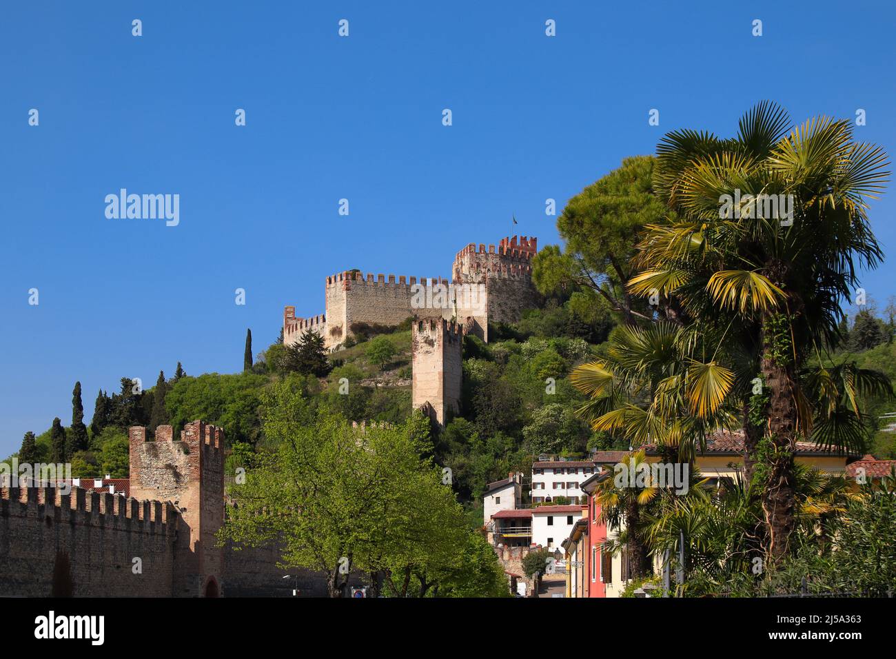 panorama del castello scaligero soave verona borghi d'italia 2022 Stock Photo