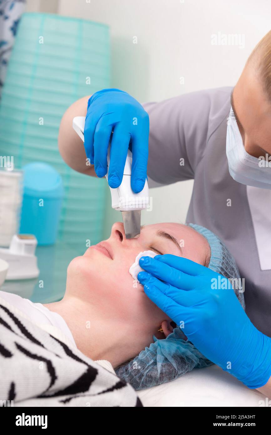 Ultrasound facial peeling. Young woman getting ultrasonic peel skin ...