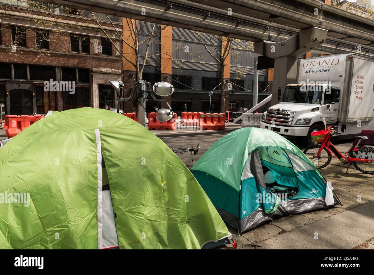 Seattle, USA. 21st Apr, 2022. Mid-day 5th and Lenora, the city of Seattle begins removing tents next to a road closed checkpoint being set up for the Presidents visit. President Biden is slated to visit the city for a DNC fundraising event followed by two events on Earth Day to discuss Climate Change, Infrastructure and Inflation. Seattle has seen a drastic increase in homelessness since the beginning of the Covid pandemic.  Credit: James Anderson/Alamy Live News Stock Photo