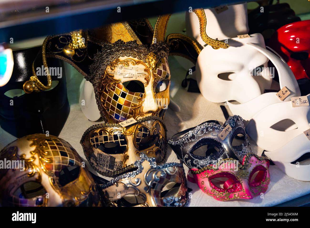 Carnival masks and accessories hi-res stock photography and images - Alamy