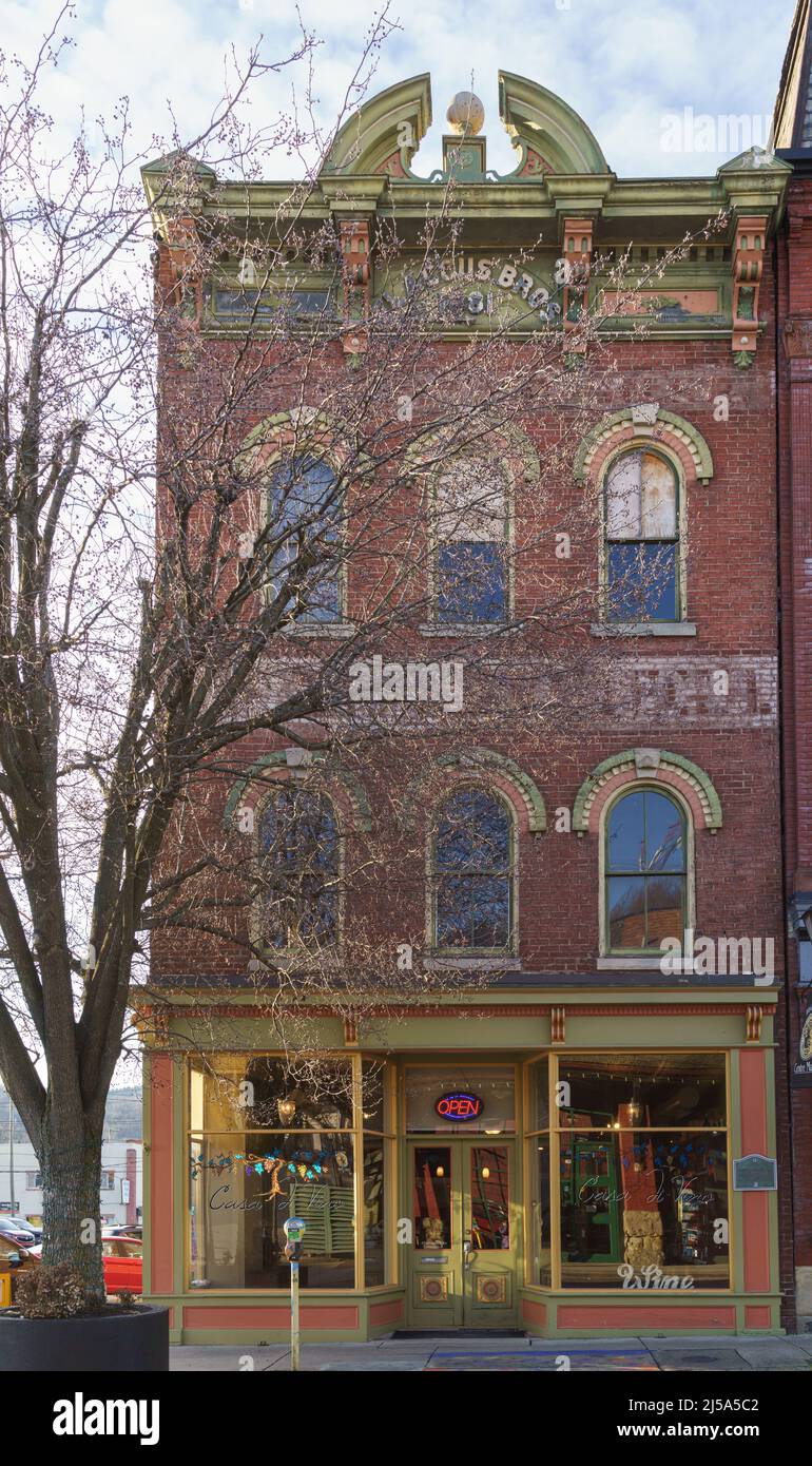 The 1881 Flaccus Bros. Building, a commercial building in the Romantic Revival style, located on Market Street in the Centre Market Square Historic Di Stock Photo
