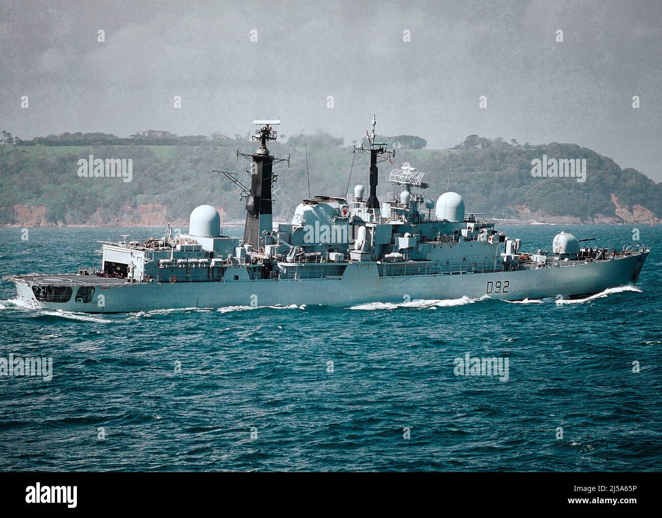 AJAXNETPHOTO. 13TH MAY, 1994. PLYMOUTH ,ENGLAND. - D92 - HMS LIVERPOOL RETURNS TO HARBOUR AT THE END OF A FOST EXERCISE.  PHOTO:JONATHAN EASTLAND/AJAX REF:CD3561 0 18 31 Stock Photo