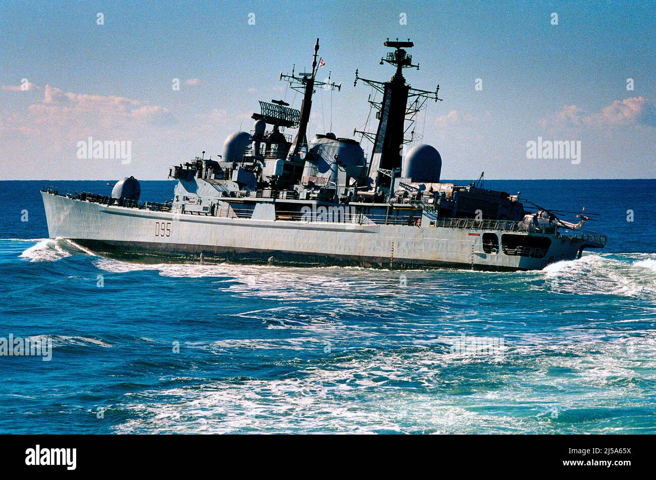 AJAXNETPHOTO. 5TH OCT 1999. AT SEA, CHANNEL. HIGH SPEED TURN - HMS MANCHESTER - DESTROYER PERFORMING A TIGHT TURN DURING STAFF COLLEGE SEA DAYS. PHOTO:JONATHAN EASTLAND/AJAX REF:5441602 4 Stock Photo
