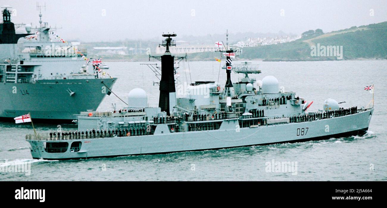 AJAXNETPHOTO. 23 JULY 2003. PLYMOUTH, ENGLAND. - ALL HANDS ON DECK - DESTROYER HMS NEWCASTLE STEAMS PAST HMS ALBION DURING PRESENTATION OF COLOURS BY H.M. THE QUEEN. PHOTO:JONATHAN EASTLAND/AJAX REF:323072 12 Stock Photo
