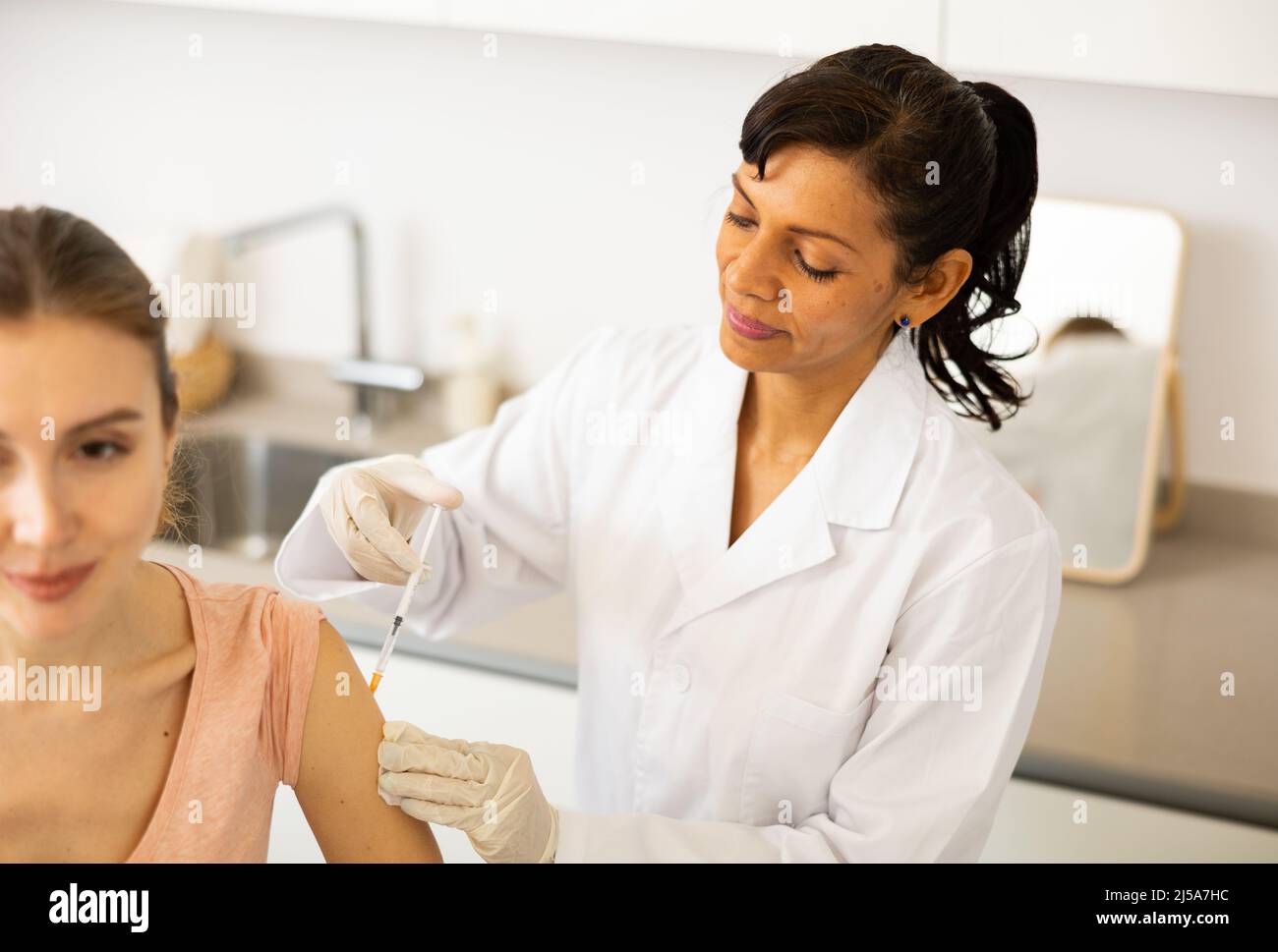 Doctor woman vaccine shot hi-res stock photography and images - Alamy