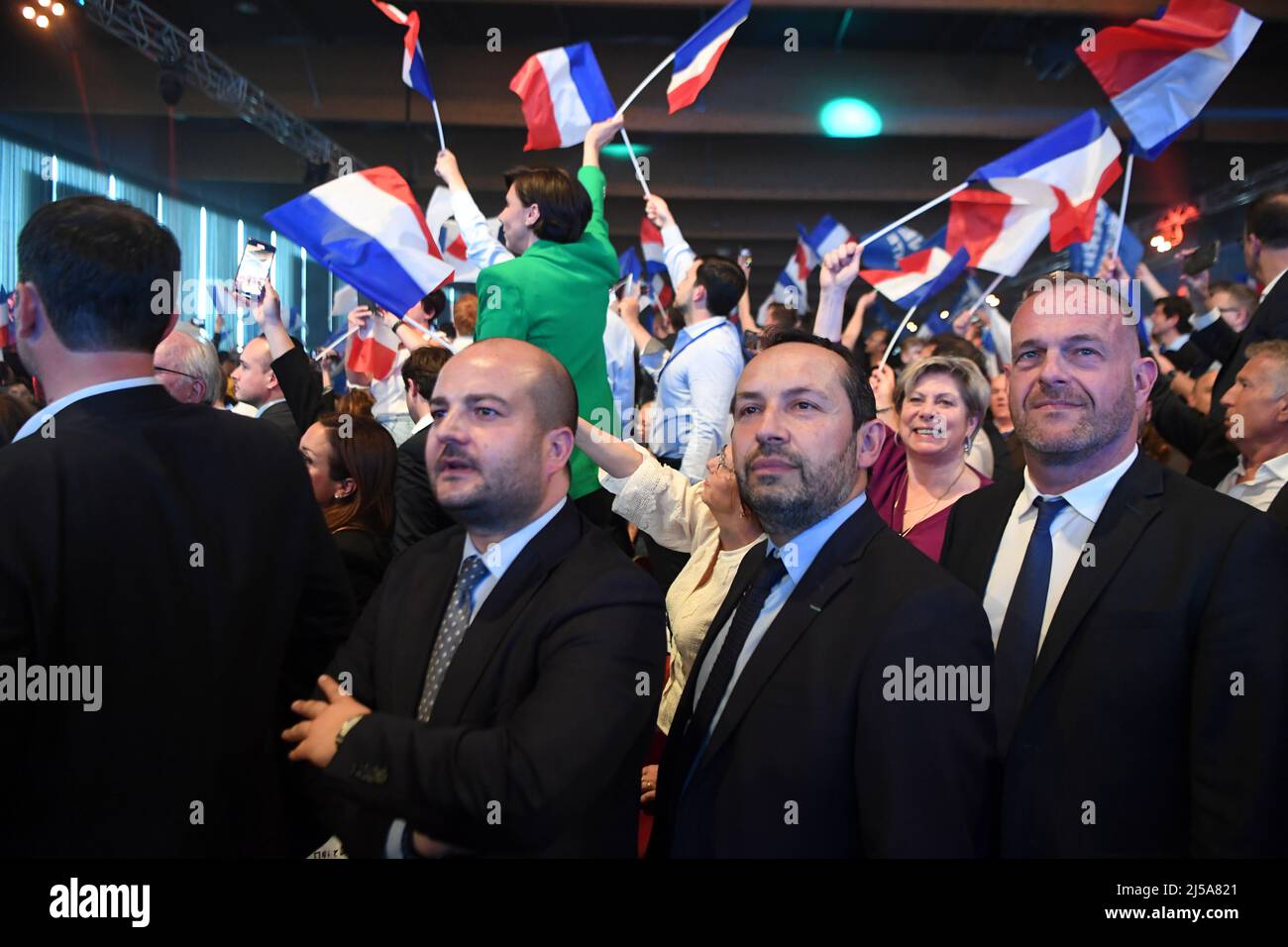 Arras, France. 21st Apr, 2022. France, ARRAS, 2022-04-21. LAST MARINE LE PEN CAMPAIGN MEETING IN ARRAS,  France, ARRAS, 2022-04-21. DERNIER MEETING DE CAMPAGNE DE MARINE LE PEN A ARRAS. Credit: francois pauletto/Alamy Live News Stock Photo