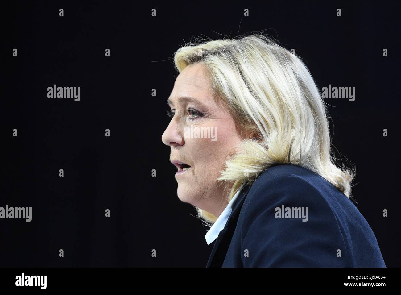 Arras, France. 21st Apr, 2022. France, ARRAS, 2022-04-21. LAST MARINE LE PEN CAMPAIGN MEETING IN ARRAS,  France, ARRAS, 2022-04-21. DERNIER MEETING DE CAMPAGNE DE MARINE LE PEN A ARRAS. Credit: francois pauletto/Alamy Live News Stock Photo