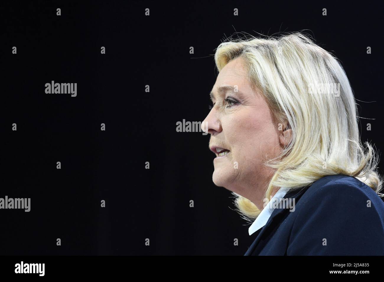 Arras, France. 21st Apr, 2022. France, ARRAS, 2022-04-21. LAST MARINE LE PEN CAMPAIGN MEETING IN ARRAS,  France, ARRAS, 2022-04-21. DERNIER MEETING DE CAMPAGNE DE MARINE LE PEN A ARRAS. Credit: francois pauletto/Alamy Live News Stock Photo