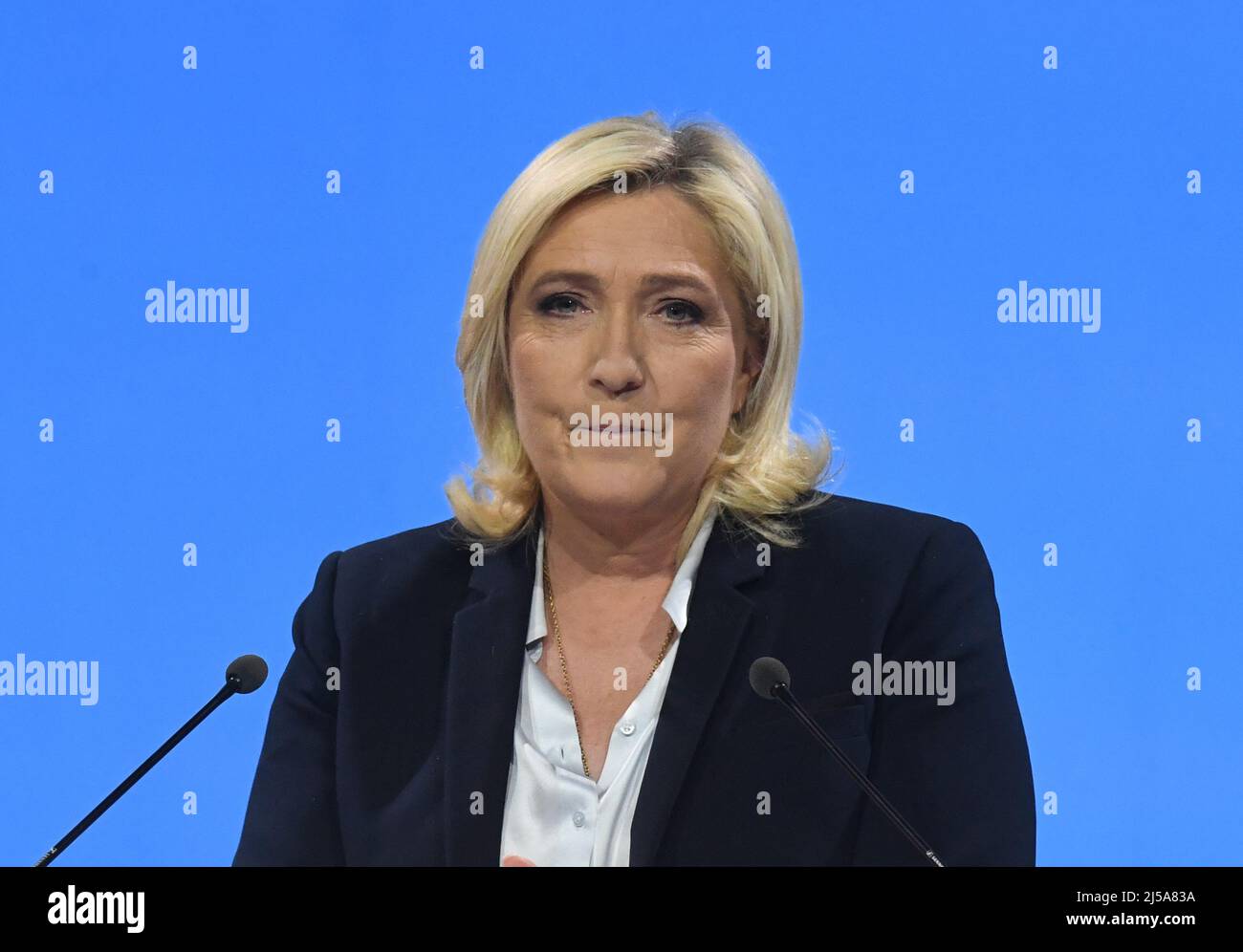 Arras, France. 21st Apr, 2022. France, ARRAS, 2022-04-21. LAST MARINE LE PEN CAMPAIGN MEETING IN ARRAS,  France, ARRAS, 2022-04-21. DERNIER MEETING DE CAMPAGNE DE MARINE LE PEN A ARRAS. Credit: francois pauletto/Alamy Live News Stock Photo