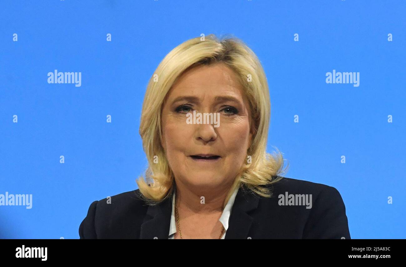 Arras, France. 21st Apr, 2022. France, ARRAS, 2022-04-21. LAST MARINE LE PEN CAMPAIGN MEETING IN ARRAS,  France, ARRAS, 2022-04-21. DERNIER MEETING DE CAMPAGNE DE MARINE LE PEN A ARRAS. Credit: francois pauletto/Alamy Live News Stock Photo