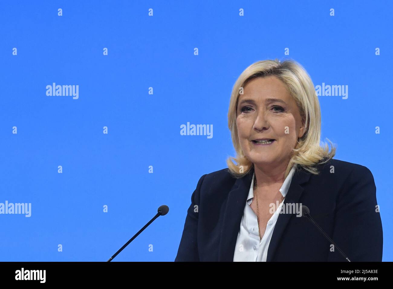 Arras, France. 21st Apr, 2022. France, ARRAS, 2022-04-21. LAST MARINE LE PEN CAMPAIGN MEETING IN ARRAS,  France, ARRAS, 2022-04-21. DERNIER MEETING DE CAMPAGNE DE MARINE LE PEN A ARRAS. Credit: francois pauletto/Alamy Live News Stock Photo