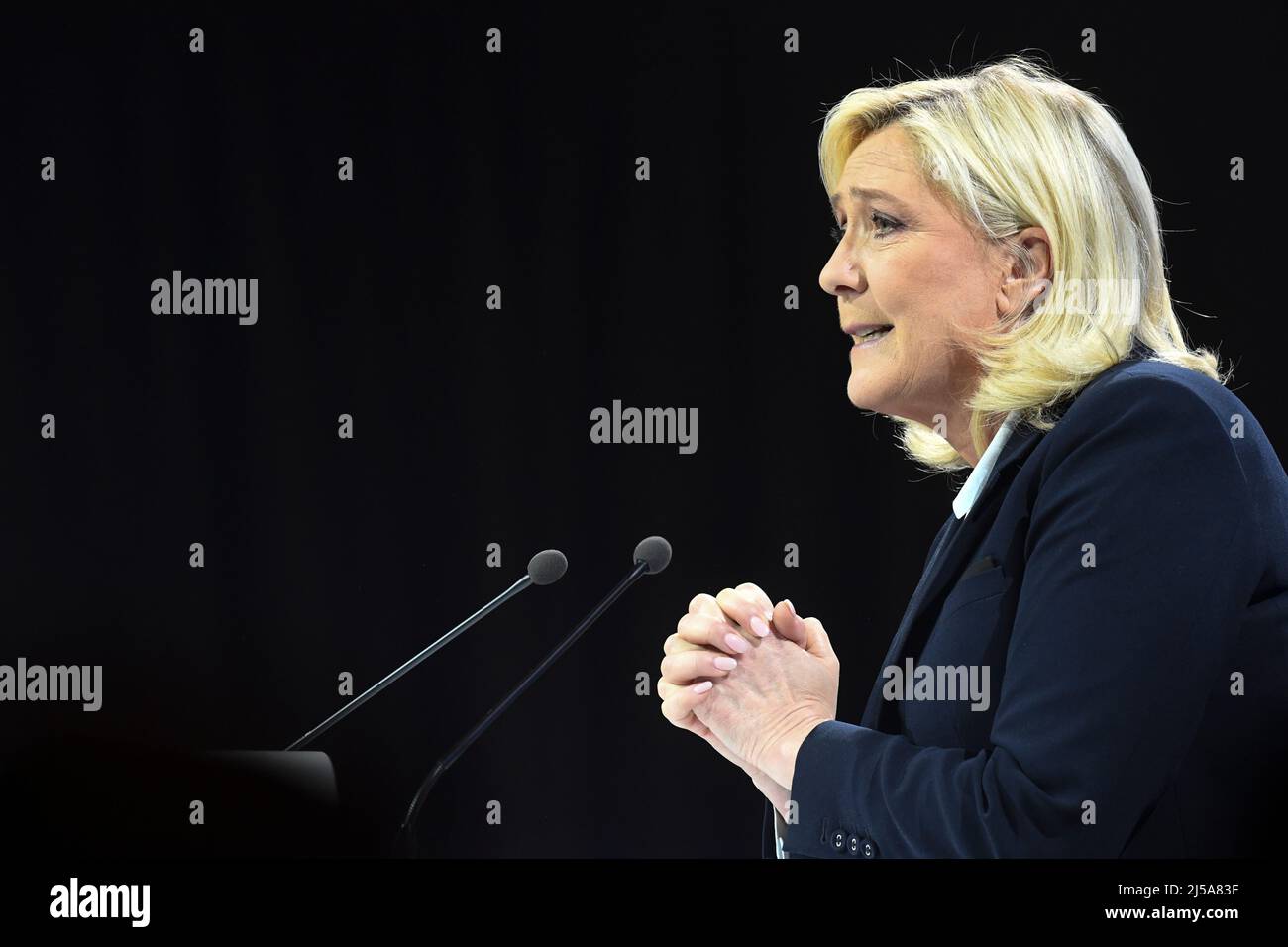 Arras, France. 21st Apr, 2022. France, ARRAS, 2022-04-21. LAST MARINE LE PEN CAMPAIGN MEETING IN ARRAS,  France, ARRAS, 2022-04-21. DERNIER MEETING DE CAMPAGNE DE MARINE LE PEN A ARRAS. Credit: francois pauletto/Alamy Live News Stock Photo