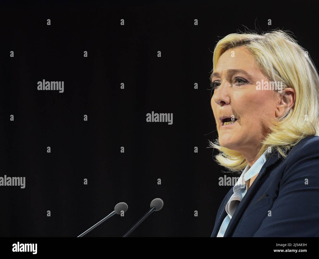 Arras, France. 21st Apr, 2022. France, ARRAS, 2022-04-21. LAST MARINE LE PEN CAMPAIGN MEETING IN ARRAS,  France, ARRAS, 2022-04-21. DERNIER MEETING DE CAMPAGNE DE MARINE LE PEN A ARRAS. Credit: francois pauletto/Alamy Live News Stock Photo