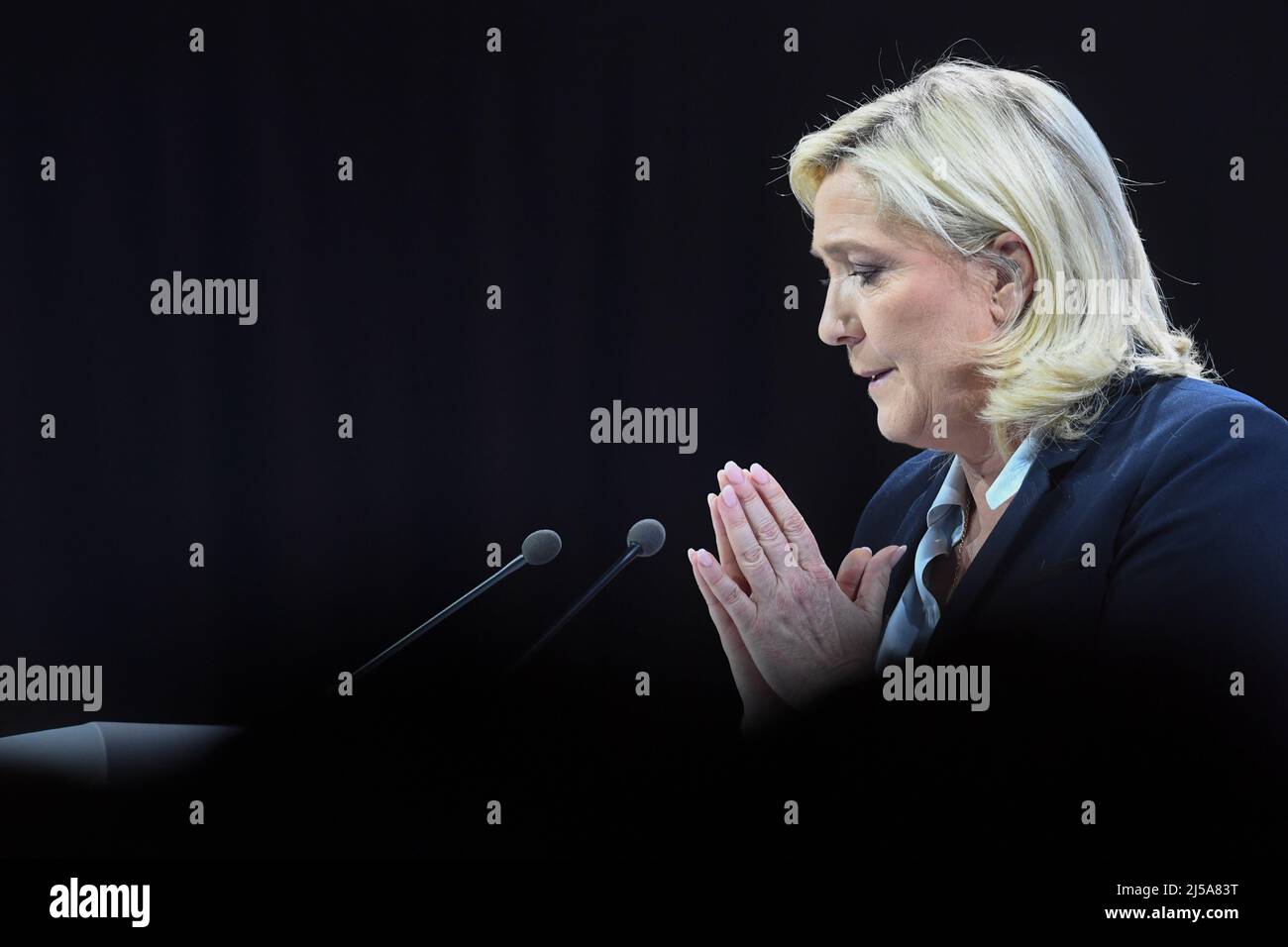 Arras, France. 21st Apr, 2022. France, ARRAS, 2022-04-21. LAST MARINE LE PEN CAMPAIGN MEETING IN ARRAS,  France, ARRAS, 2022-04-21. DERNIER MEETING DE CAMPAGNE DE MARINE LE PEN A ARRAS. Credit: francois pauletto/Alamy Live News Stock Photo