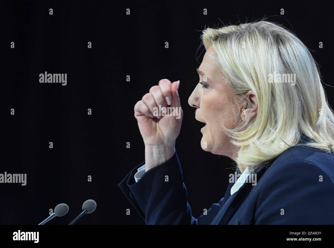 Arras, France. 21st Apr, 2022. France, ARRAS, 2022-04-21. LAST MARINE LE PEN CAMPAIGN MEETING IN ARRAS,  France, ARRAS, 2022-04-21. DERNIER MEETING DE CAMPAGNE DE MARINE LE PEN A ARRAS. Credit: francois pauletto/Alamy Live News Stock Photo