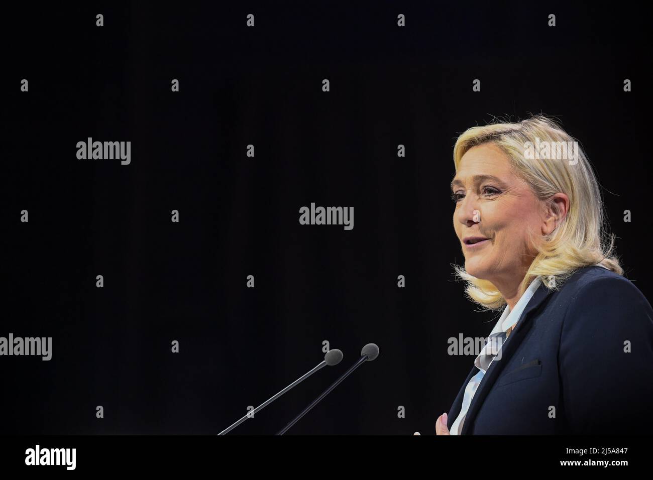 Arras, France. 21st Apr, 2022. France, ARRAS, 2022-04-21. LAST MARINE LE PEN CAMPAIGN MEETING IN ARRAS,  France, ARRAS, 2022-04-21. DERNIER MEETING DE CAMPAGNE DE MARINE LE PEN A ARRAS. Credit: francois pauletto/Alamy Live News Stock Photo