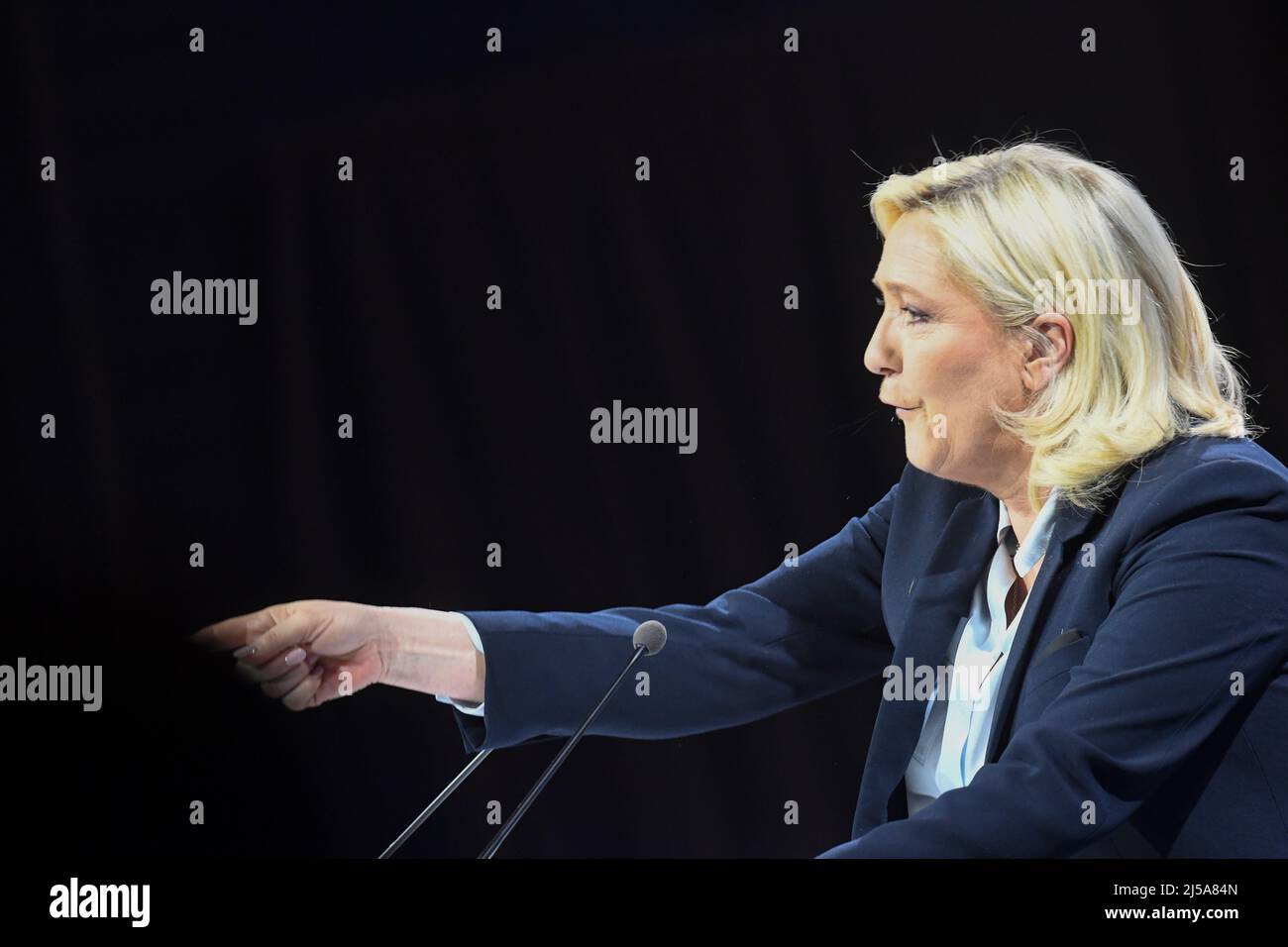Arras, France. 21st Apr, 2022. France, ARRAS, 2022-04-21. LAST MARINE LE PEN CAMPAIGN MEETING IN ARRAS,  France, ARRAS, 2022-04-21. DERNIER MEETING DE CAMPAGNE DE MARINE LE PEN A ARRAS. Credit: francois pauletto/Alamy Live News Stock Photo