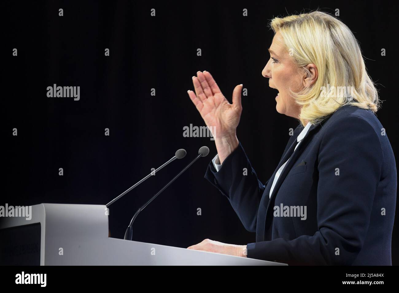 Arras, France. 21st Apr, 2022. France, ARRAS, 2022-04-21. LAST MARINE LE PEN CAMPAIGN MEETING IN ARRAS,  France, ARRAS, 2022-04-21. DERNIER MEETING DE CAMPAGNE DE MARINE LE PEN A ARRAS. Credit: francois pauletto/Alamy Live News Stock Photo