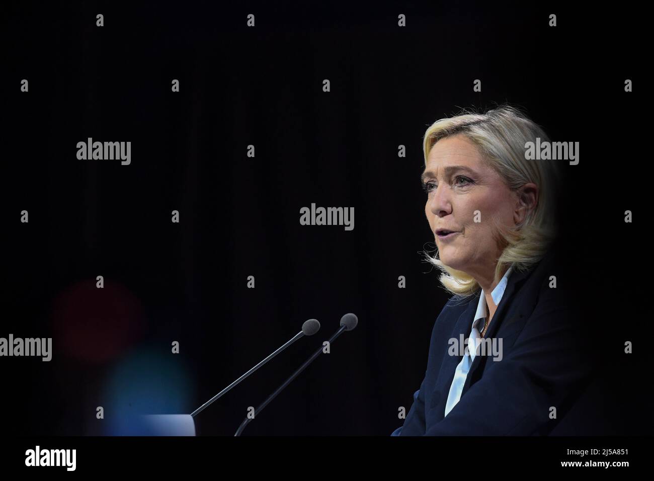 Arras, France. 21st Apr, 2022. France, ARRAS, 2022-04-21. LAST MARINE LE PEN CAMPAIGN MEETING IN ARRAS,  France, ARRAS, 2022-04-21. DERNIER MEETING DE CAMPAGNE DE MARINE LE PEN A ARRAS. Credit: francois pauletto/Alamy Live News Stock Photo