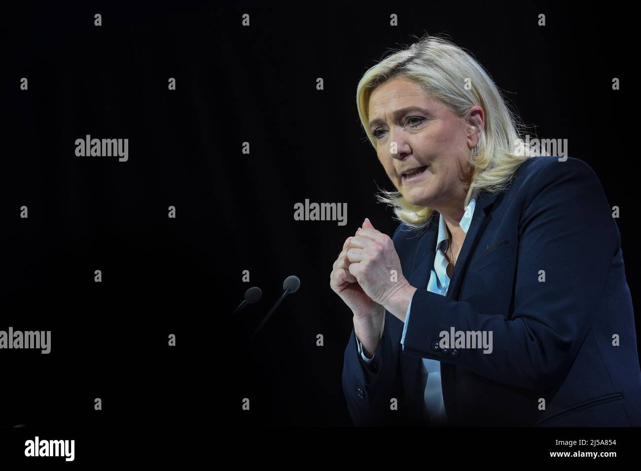 Arras, France. 21st Apr, 2022. France, ARRAS, 2022-04-21. LAST MARINE LE PEN CAMPAIGN MEETING IN ARRAS,  France, ARRAS, 2022-04-21. DERNIER MEETING DE CAMPAGNE DE MARINE LE PEN A ARRAS. Credit: francois pauletto/Alamy Live News Stock Photo