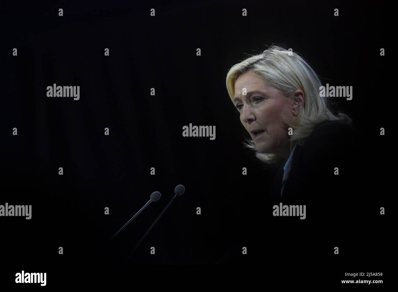 Arras, France. 21st Apr, 2022. France, ARRAS, 2022-04-21. LAST MARINE LE PEN CAMPAIGN MEETING IN ARRAS,  France, ARRAS, 2022-04-21. DERNIER MEETING DE CAMPAGNE DE MARINE LE PEN A ARRAS. Credit: francois pauletto/Alamy Live News Stock Photo