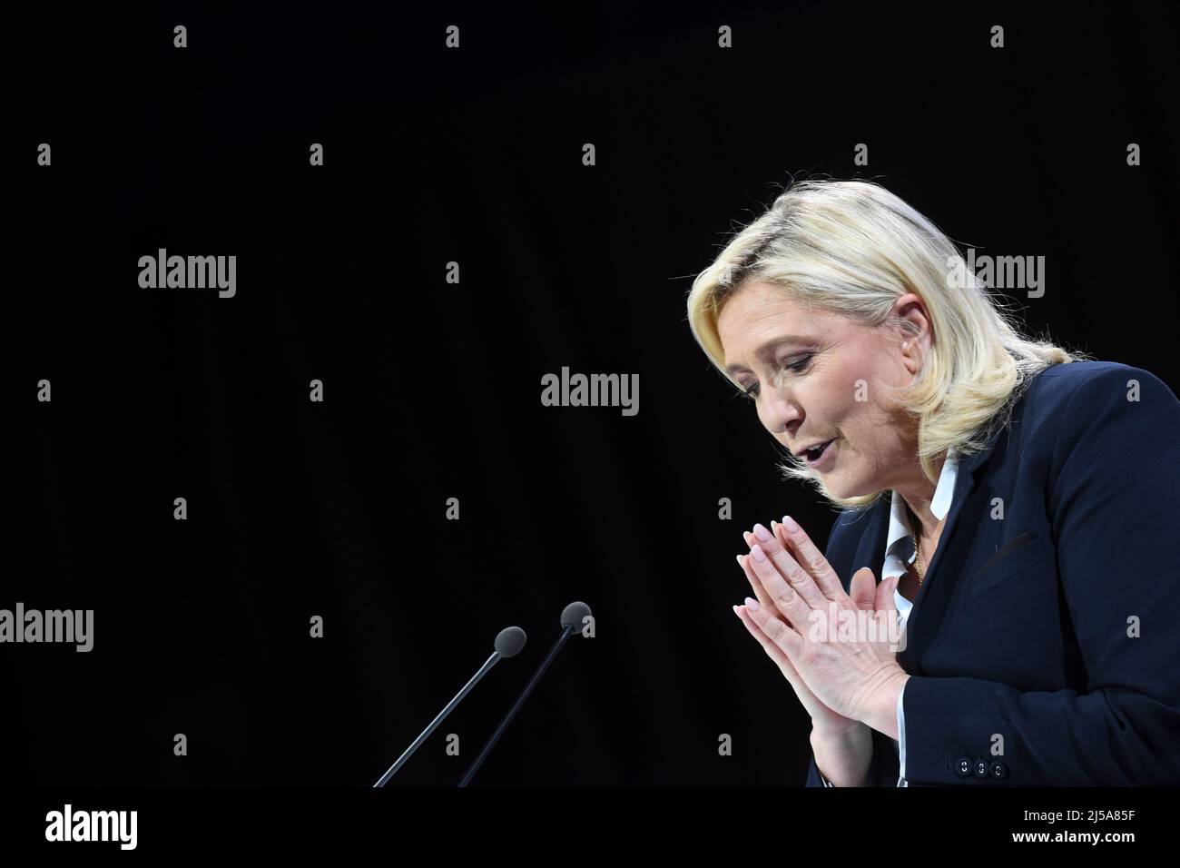 Arras, France. 21st Apr, 2022. France, ARRAS, 2022-04-21. LAST MARINE LE PEN CAMPAIGN MEETING IN ARRAS,  France, ARRAS, 2022-04-21. DERNIER MEETING DE CAMPAGNE DE MARINE LE PEN A ARRAS. Credit: francois pauletto/Alamy Live News Stock Photo