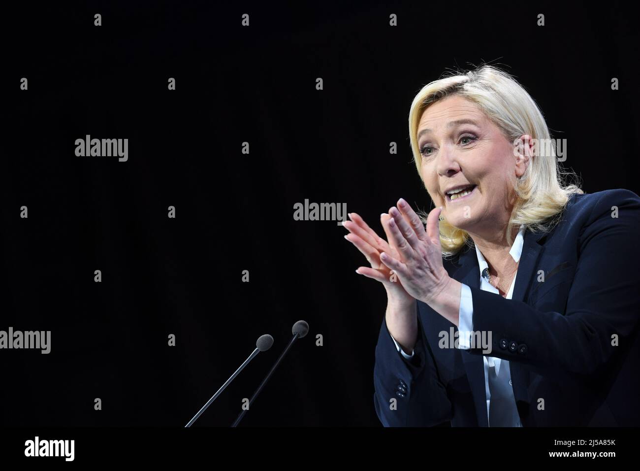 Arras, France. 21st Apr, 2022. France, ARRAS, 2022-04-21. LAST MARINE LE PEN CAMPAIGN MEETING IN ARRAS,  France, ARRAS, 2022-04-21. DERNIER MEETING DE CAMPAGNE DE MARINE LE PEN A ARRAS. Credit: francois pauletto/Alamy Live News Stock Photo
