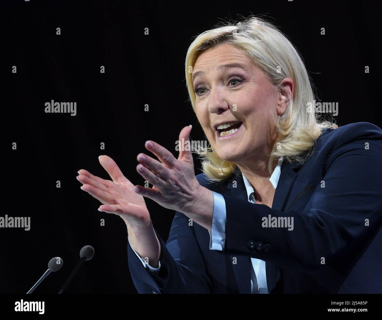 Arras, France. 21st Apr, 2022. France, ARRAS, 2022-04-21. LAST MARINE LE PEN CAMPAIGN MEETING IN ARRAS,  France, ARRAS, 2022-04-21. DERNIER MEETING DE CAMPAGNE DE MARINE LE PEN A ARRAS. Credit: francois pauletto/Alamy Live News Stock Photo